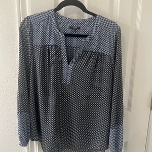 NYDJ beautiful detailed top!